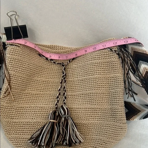Elegant Cream and Black Handcrafted Bucket Bag - Picture 3 of 7